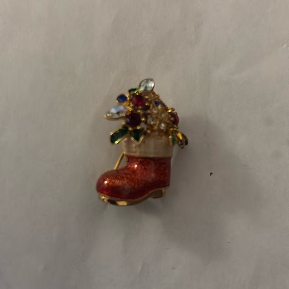 CHRISTMAS Brooch Pin - Avon 2007 Gold Tone  Enameled Stocking New in box